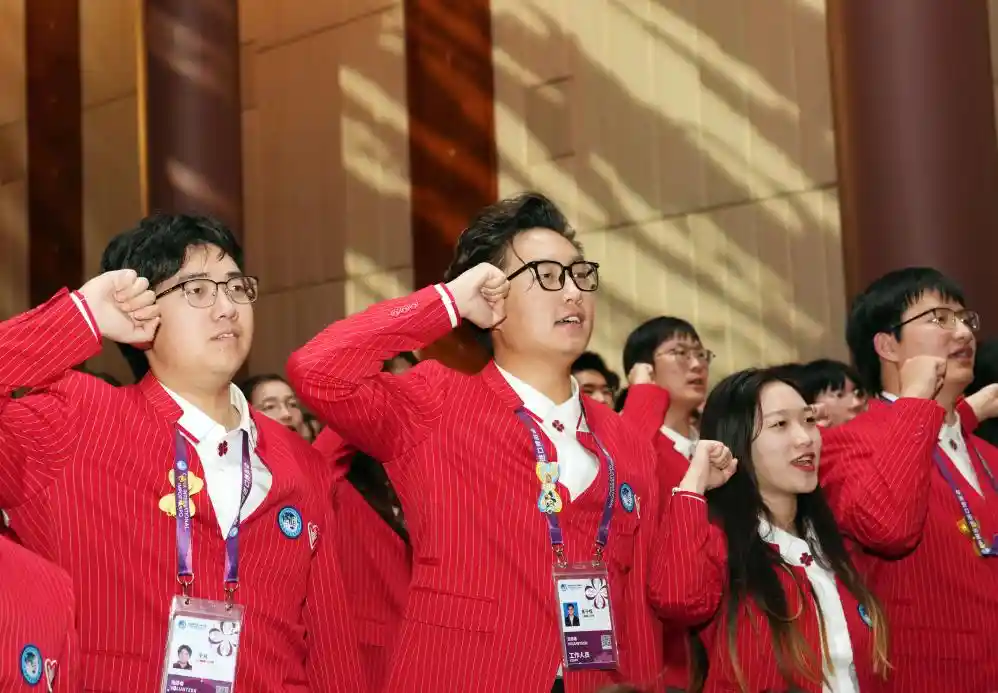青春誓言闪耀进博，志愿之光点亮未来