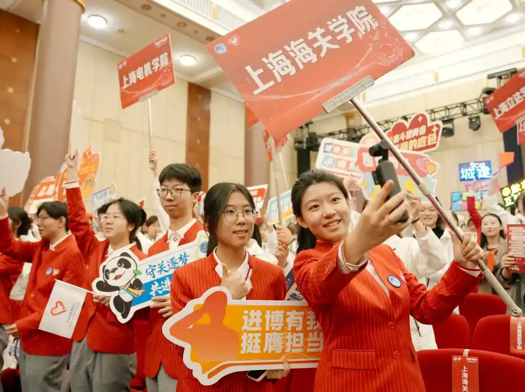 青春誓言闪耀进博，志愿之光点亮未来