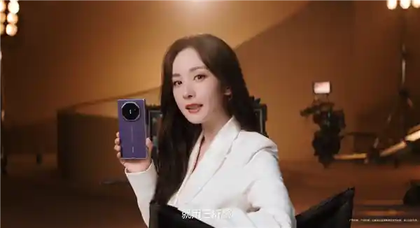 杨幂惊艳首发华为Mate XTs三折叠新色：怎么折，都全面出圈