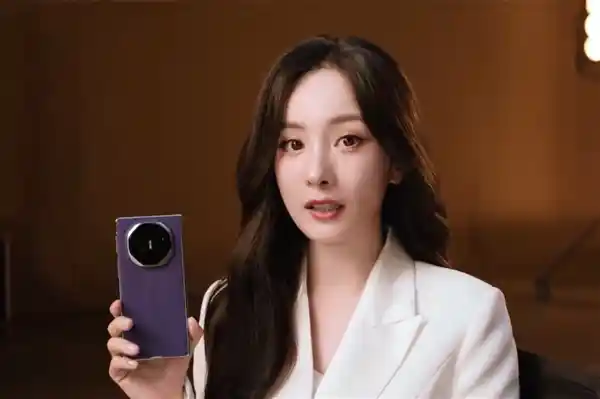 杨幂体验华为Mate XTs非凡大师：折叠屏秒变便携电脑